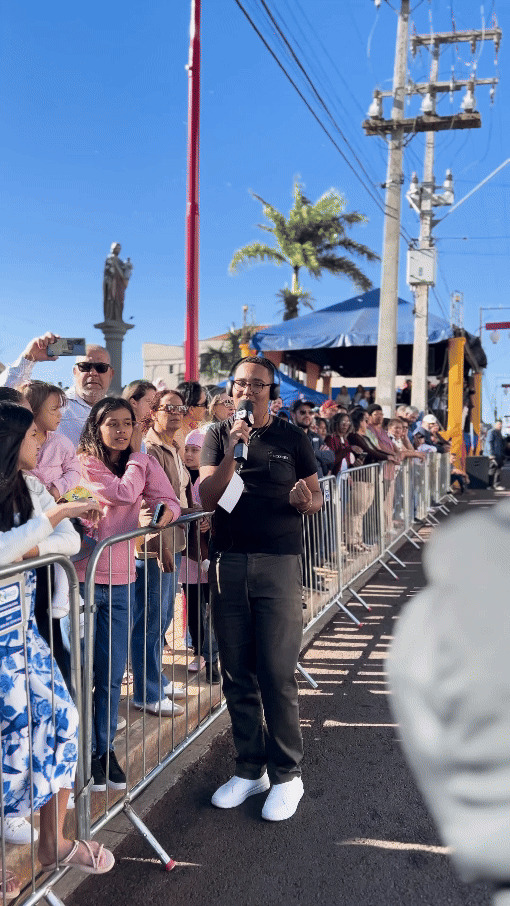 REPÓRTERES ENTRAM EM AÇÃO NO DESFILE DE 93 ANOS DE ASSAÍ COM COBERTURA COMPLETA