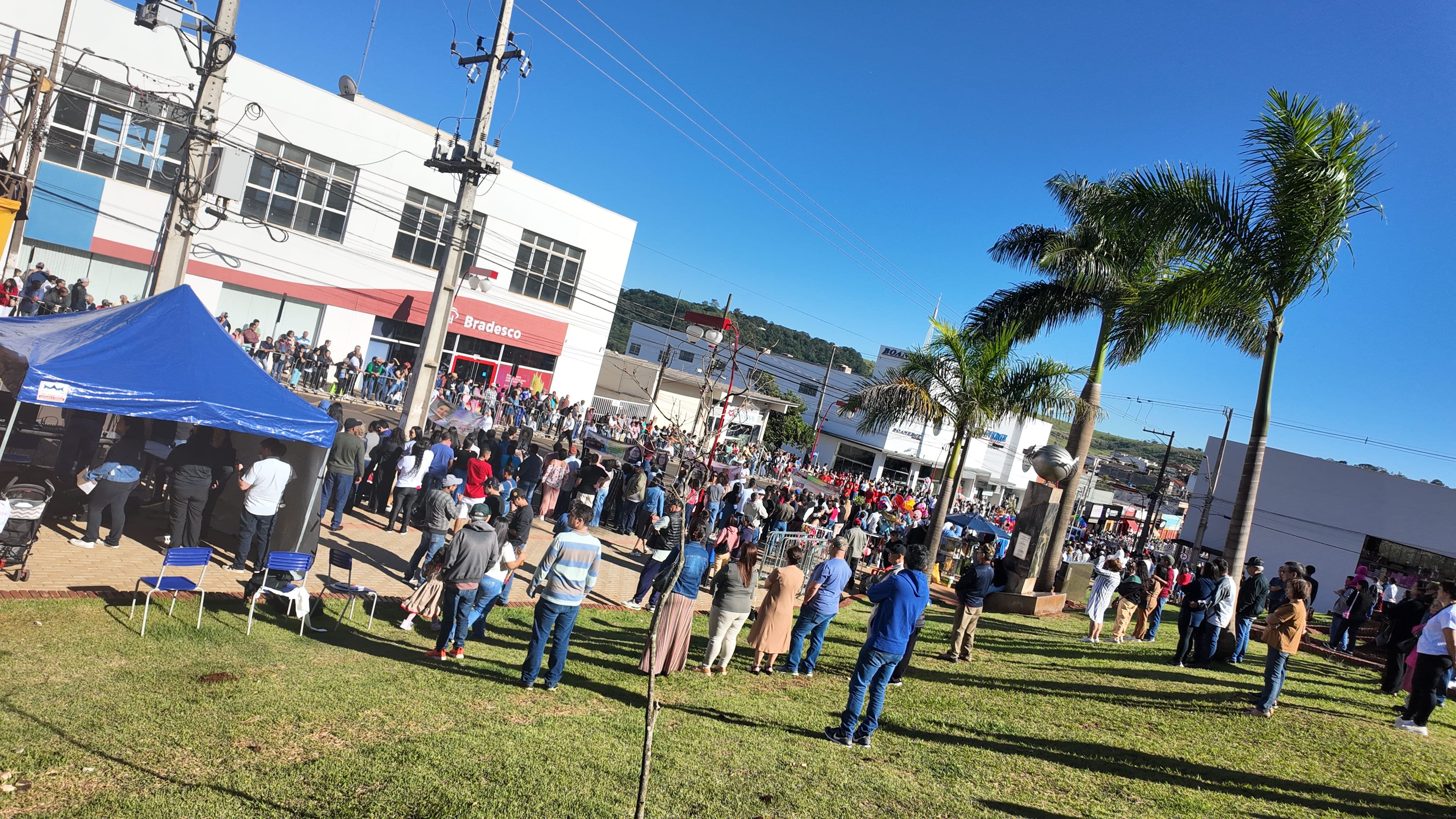 REPÓRTERES ENTRAM EM AÇÃO NO DESFILE DE 93 ANOS DE ASSAÍ COM COBERTURA COMPLETA